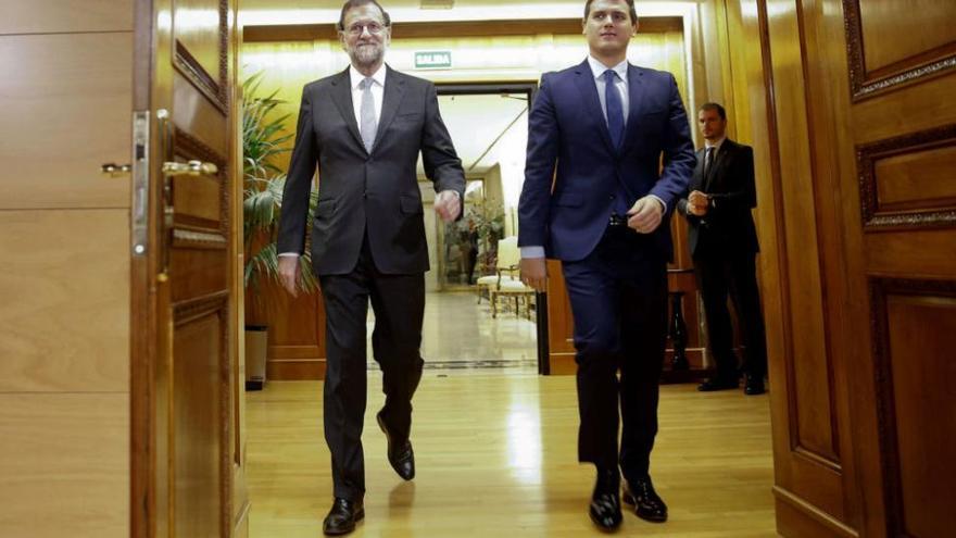 Rivera insta a Rajoy a &quot;seducir&quot; a Sánchez para lograr su abstención