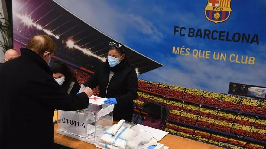 Votación del 14-F en el Camp Nou