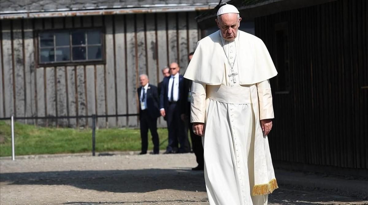 Francisco camina cabizbajo durante su visita a Auschwitz, este viernes.