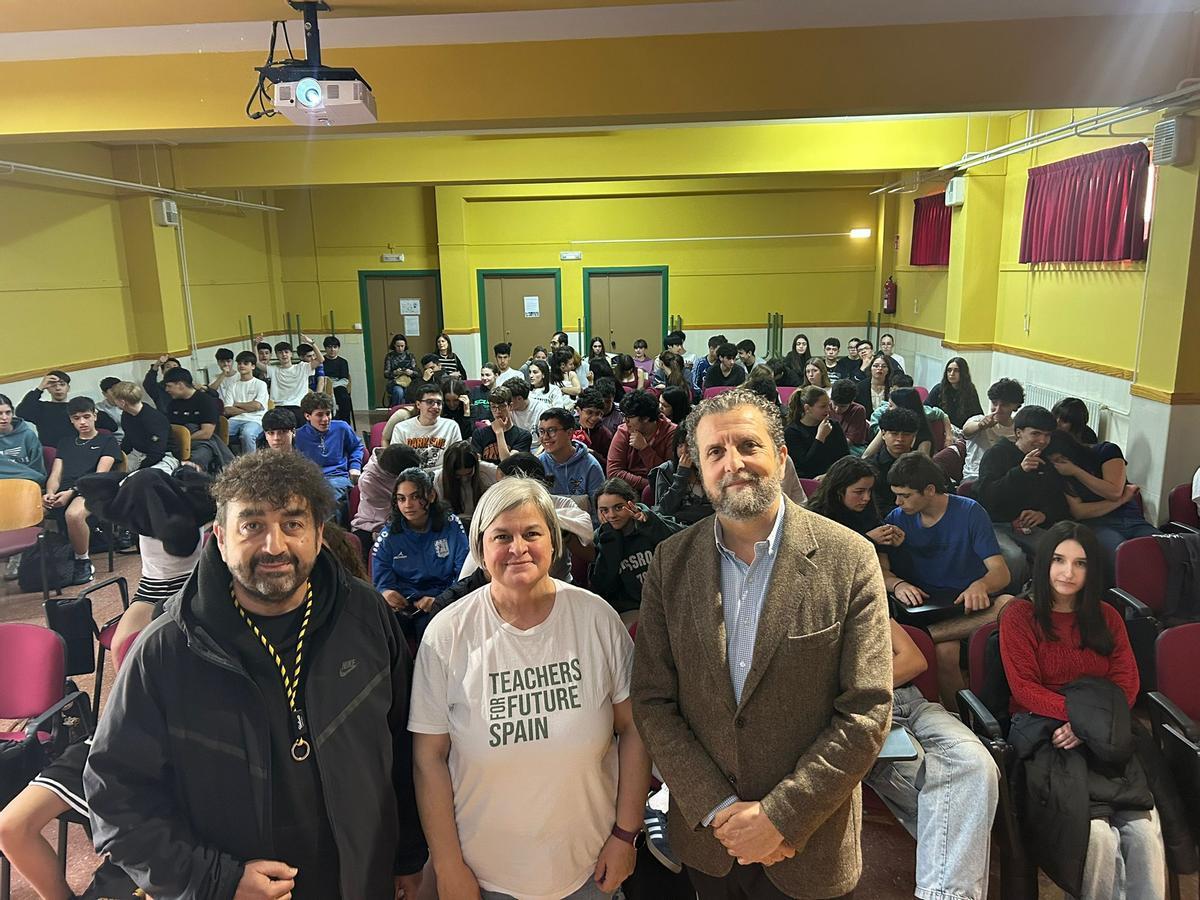 Por la izquierda, Ramón Alonso, Clara Rodríguez e Inaciu Iglesias, antes de la charla con los alumnos del IES Río Nora.