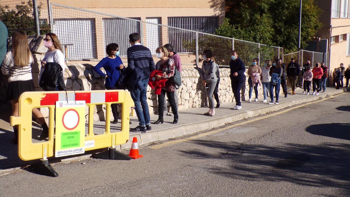 Largas colas se han formado delante del centro de cribado en Lloseta.