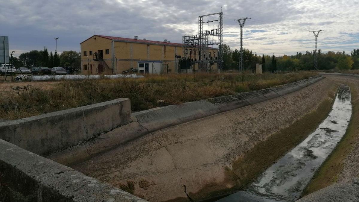 Tramo del canal Toro-Zamora que discurre paralelo a la estación de bombeo de Monte la Reina. | M. J. C.