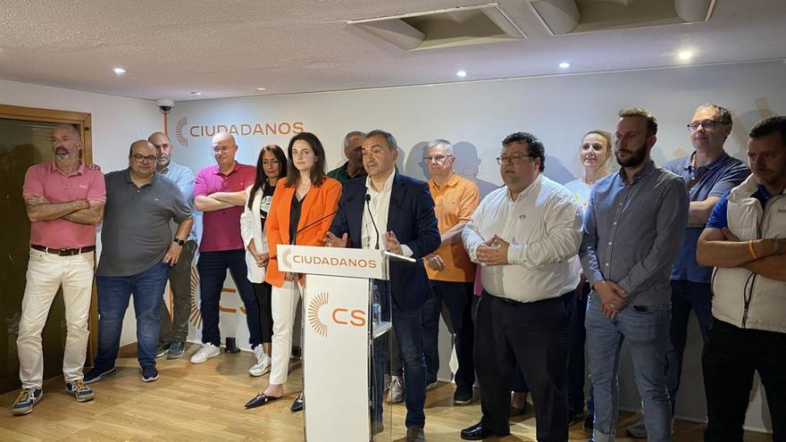 Iñarra, valorando los resultados ayer en la sede de Cs, en Oviedo. | J.S.