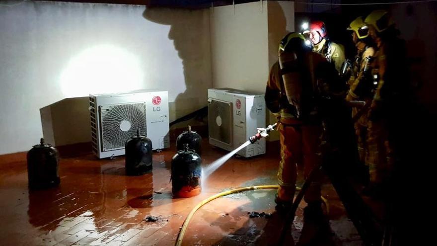 Desalojados una veintena de vecinos en Formentera por el incendio en una azotea y la explosión de varias bombonas