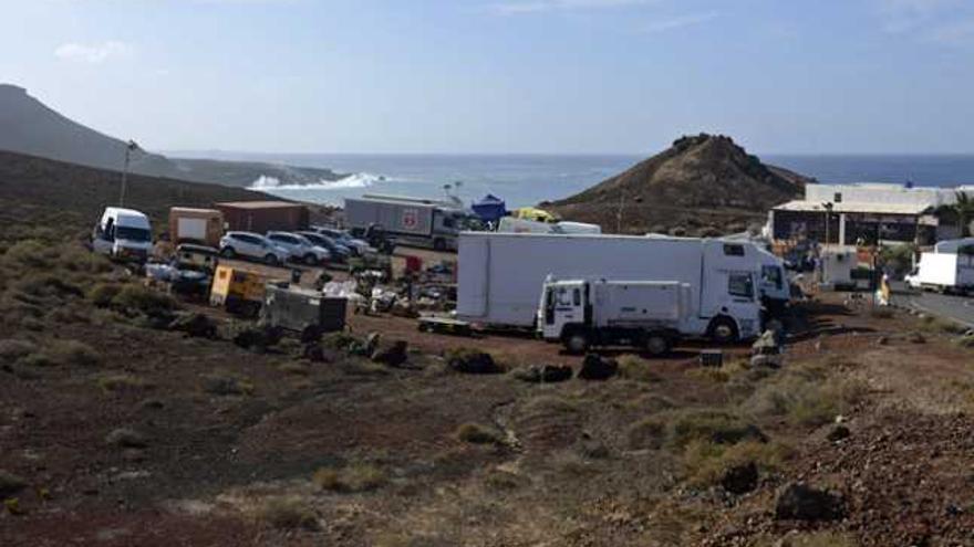 Vehículos y camiones con material del rodaje a la entrada del pueblo de El Golfo. | adriel perdomo