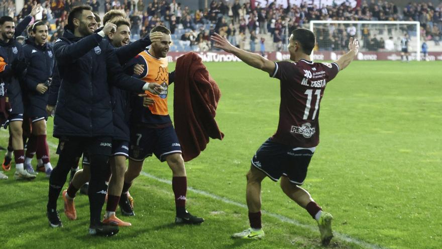 Cuesta celebra con elbanquillo uno de los tantos del Pontevedra ante el Arenas.