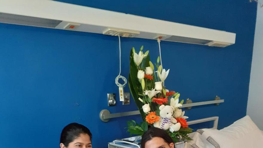 Liliana y Luis Alfredo, ayer, con su hijo, en el hospital.