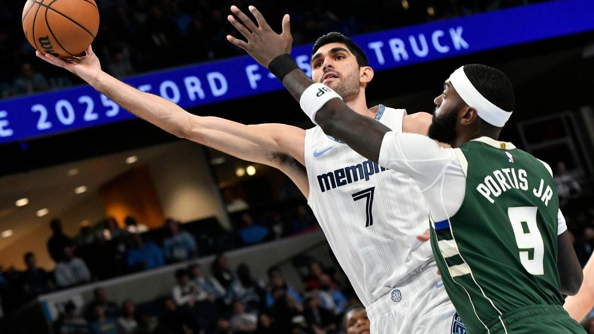 Aldama intenta lanzar a canasta en el partido ante los Bucks.