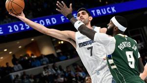 Aldama intenta lanzar a canasta en el partido ante los Bucks.