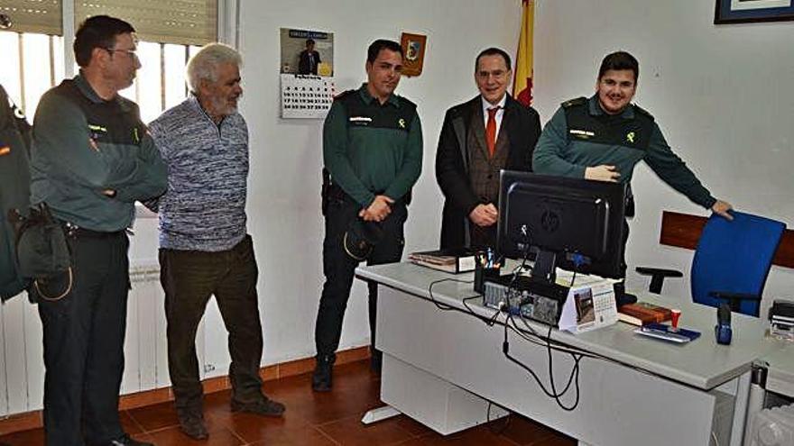 Ángel Blanco con Felipe Lubián y agentes del cuartel sanabrés.