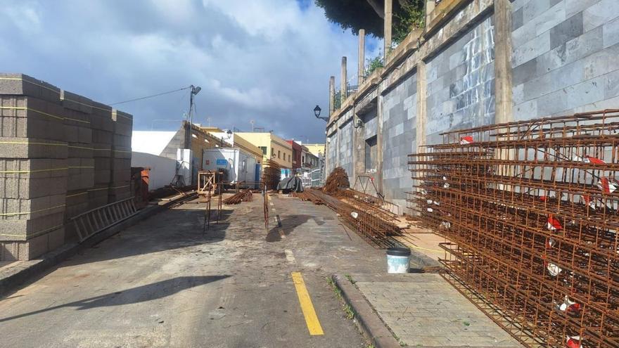 La calle Pérez Díaz cerrada por obras.