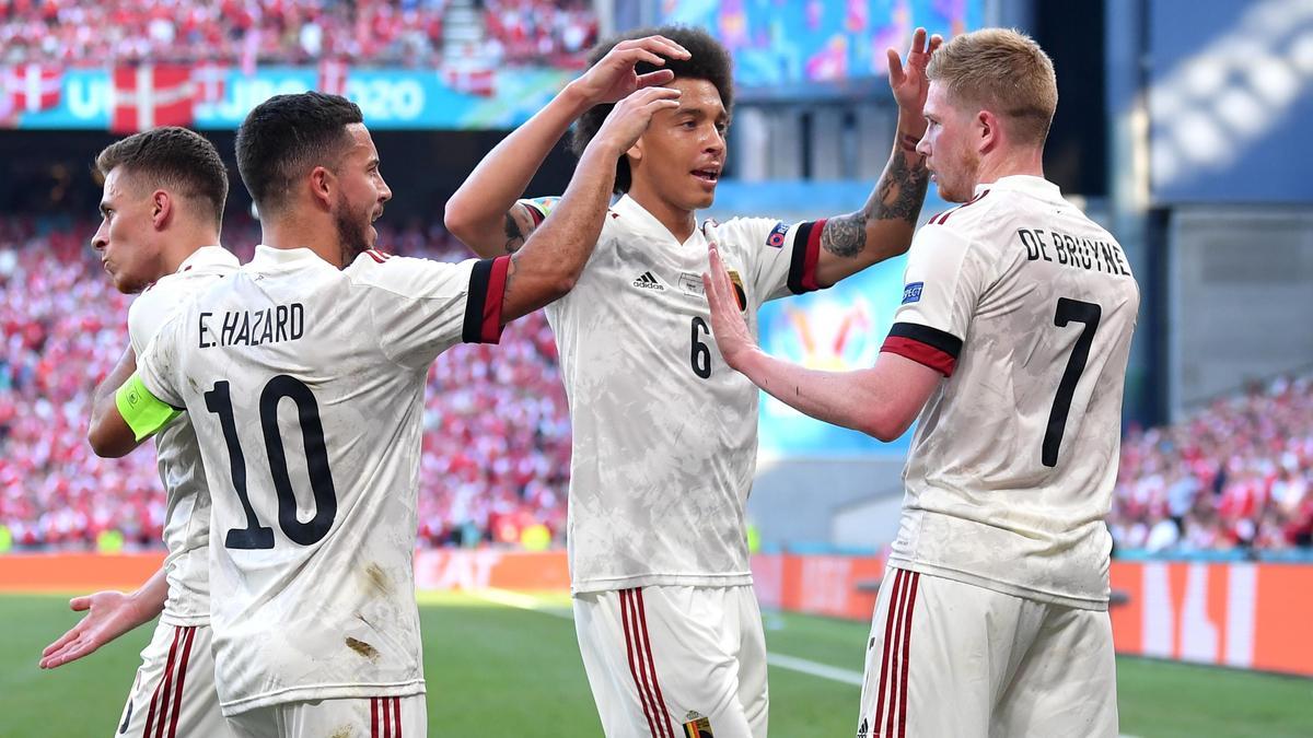 Los jugadores de Bélgica celebran uno de los goles ante Dinamarca.