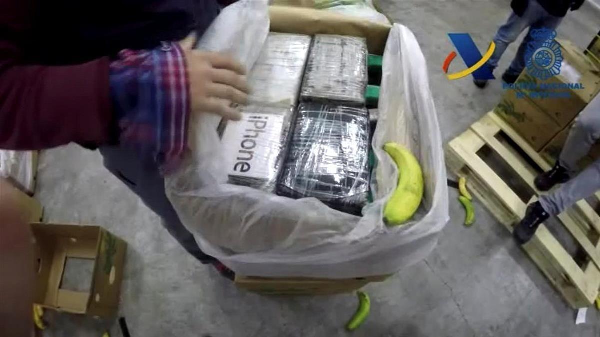 zentauroepp43073860 spanish customs authorities show contents of a record cocain180529085855