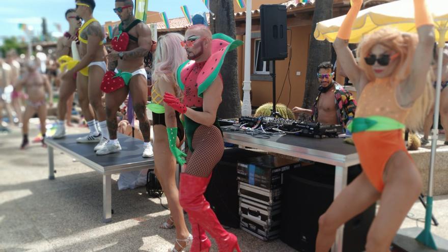'Pride Maspalomas 2024': fiesta en la piscina de Apartamentos Los Almendros