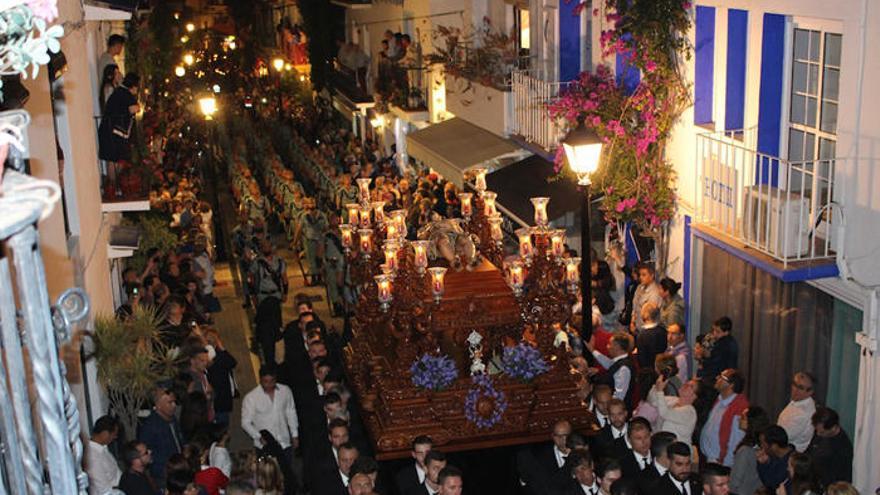 El Cristo Yacente estuvo acompañado por un cortejo de 100 nazarenos y 50 mantillas.