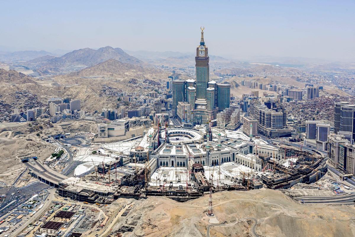 Peregrinos musulmanes realizan la Umrah en la Santa Kaaba, en la ciudad santa de La Meca