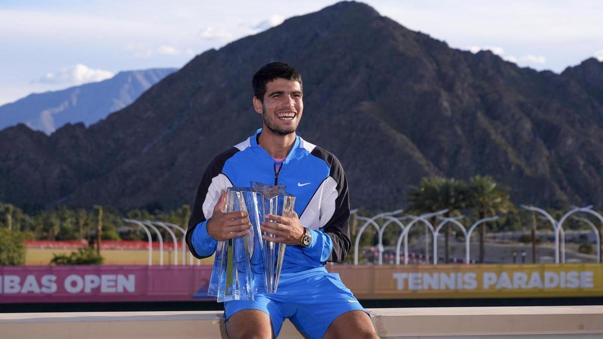 Carlos Alcaraz, con su trofeo de Indian Wells