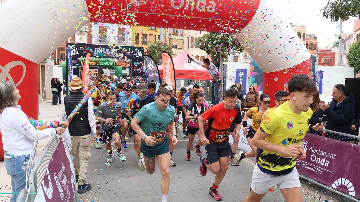 Salida de la Trail Refugis de Pedra con cientos de corredores en pleno centro de Onda.