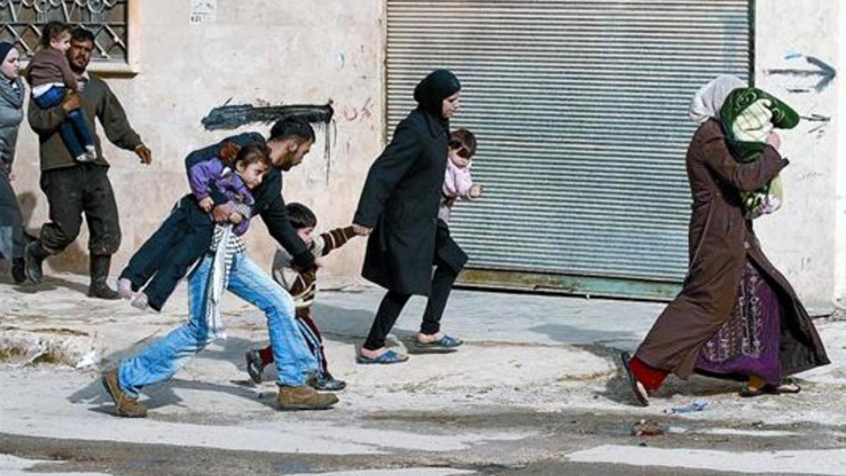 Huida 8 Ciudadanos de Idleb, al noroeste de Siria, escapan a la carrera de los ataques de las fuerzas del Gobierno sirio, ayer.