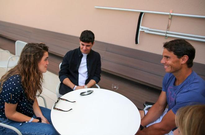 Amaia, Alfred y Rafa Nadal, hablando durante su encuentro en Barcelona