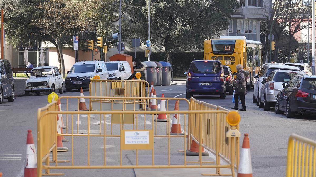 Les tanques que protegeixen el forat causat al carril central del carrer, divendres al matí.