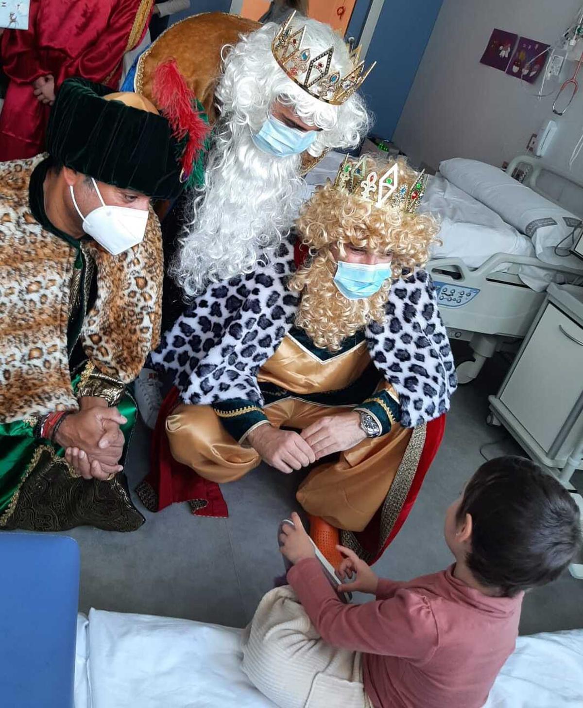 Zoe recibiendo la visita de los Reyes Magos al hospital