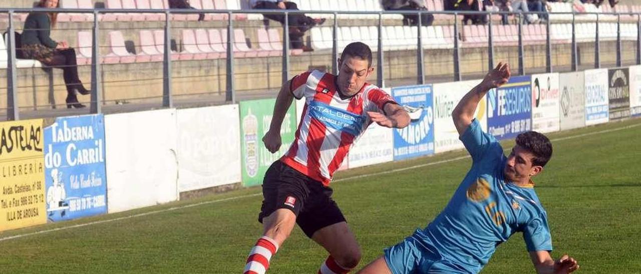 Rubén se lanza al suelo para cortar una internada de un jugador del Céltiga. // Noé Parga