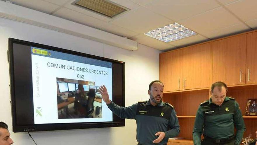 El brigada Maquieira explicó el funcionamiento de &quot;AlertCops&quot; junto a mandos de la Guardia Civil. // G.S.