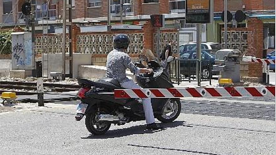 Un motorista ignora la existencia de una barrera en la estación de Alfafar-Benetússer.