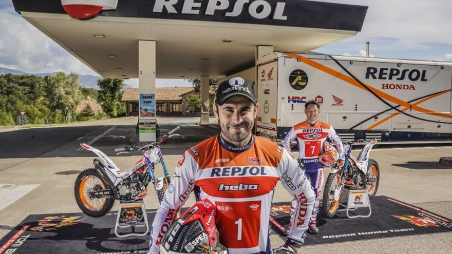 Toni Bou, amb Takahisa Fujinami al darrera