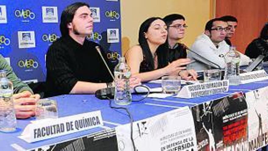 Los representantes de los estudiantes exponen los motivos de la protesta.