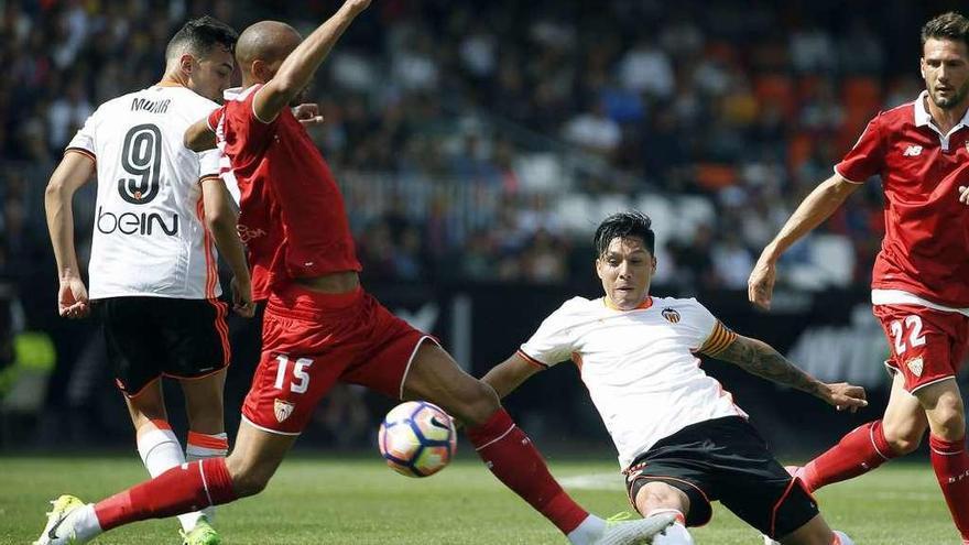 N&#039;Zonzi pelea un balón con Enzo Pérez ayer en Mestalla.