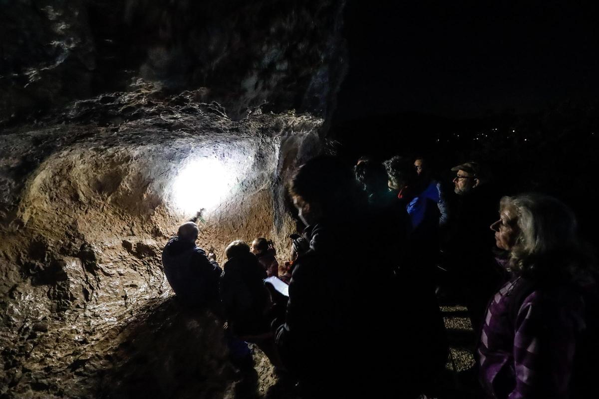 Imágenes de la visita nocturna a las pinturas rupestres de la Sarga