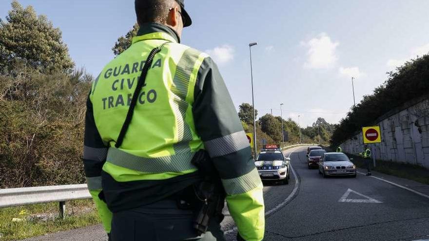 Control de la Guardia Civil en la glorieta del aeropuerto de Asturias.