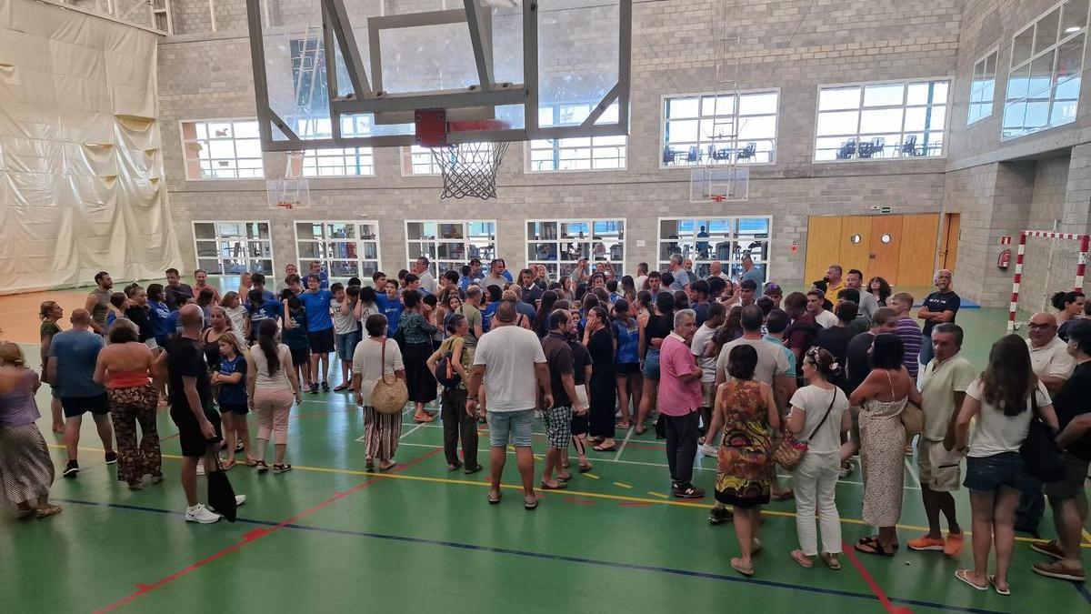 Los padres de los niños afectados se reunieron ayer en el campus de la UIB.