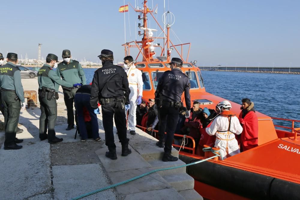 Guardia Civil, Cruz Roja y Salvamento Marítimo han puesto en marcha el protocolo para recepcionar a 24 personas rescatadas en el mar y que ocupaban una patera. 20 hombres y cuatro mujeres