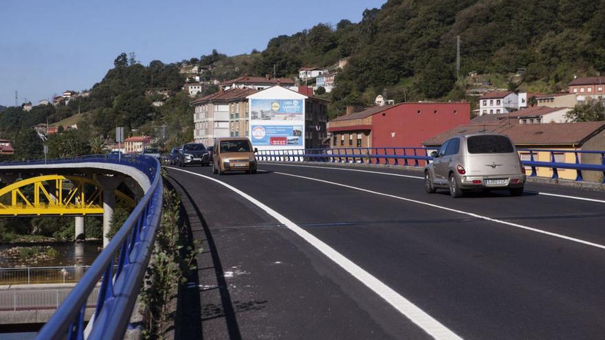 Vehículos circulando por el Corredor del Nalón a la altura del viaducto de El Entrego. | LNE