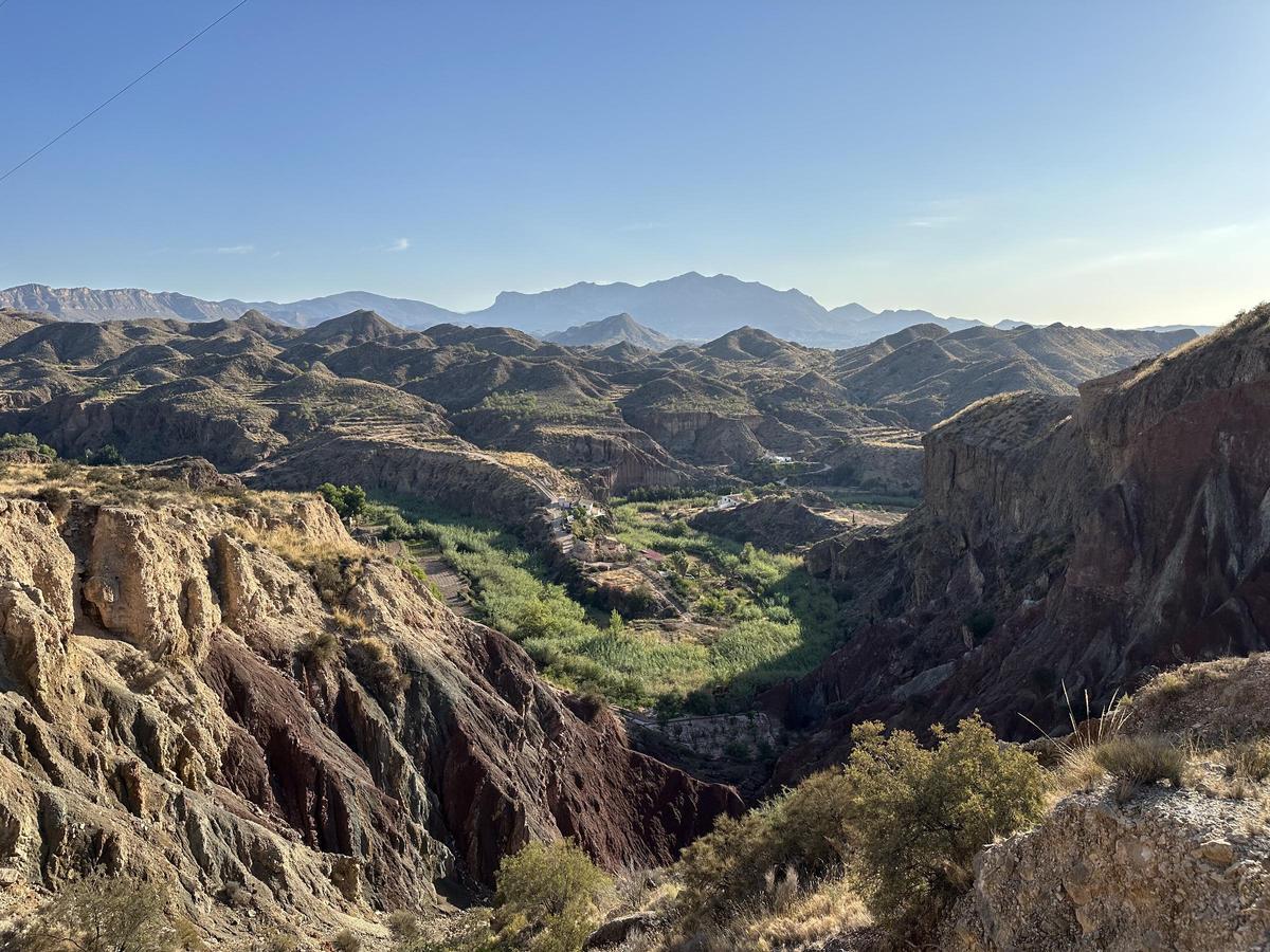 Curso del riu Montnegre y badlands en Xixona.