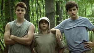 Fotograma de la película ’The kings of summer’ (’Los reyes del verano’), en la que tres adolescentes, hartos de los conflictos con sus padres, aprovechan el verano para vivir su propia vida. 