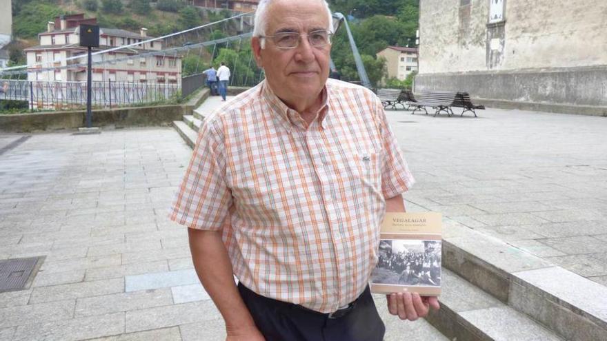 Gerardo Álvarez, ayer, en Cangas del Narcea, con su libro en la mano.