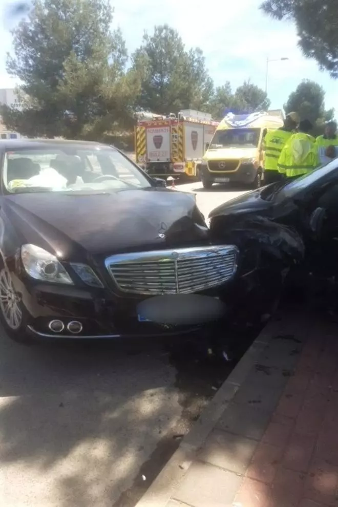 Dos heridos al chocar dos coches en la urbanización La Alcayna de Molina
