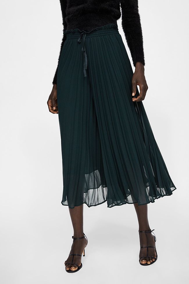 'Culotte' plisado en verde oscuro, de Zara