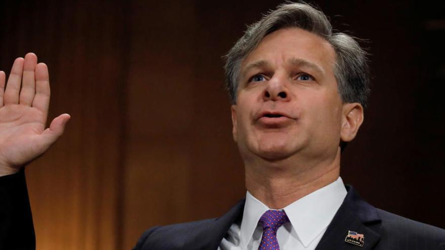 Christopher Wray jura su lealtad a la Constitución.