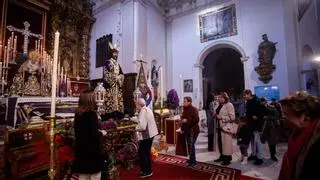 El beso de la devoción en el primer viernes de la Cuaresma