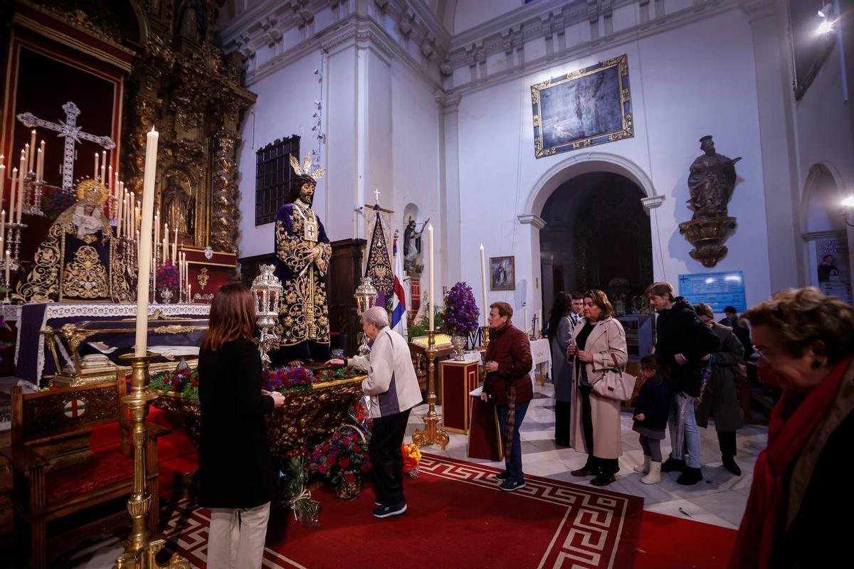 El beso de la devoción en el primer viernes de la Cuaresma