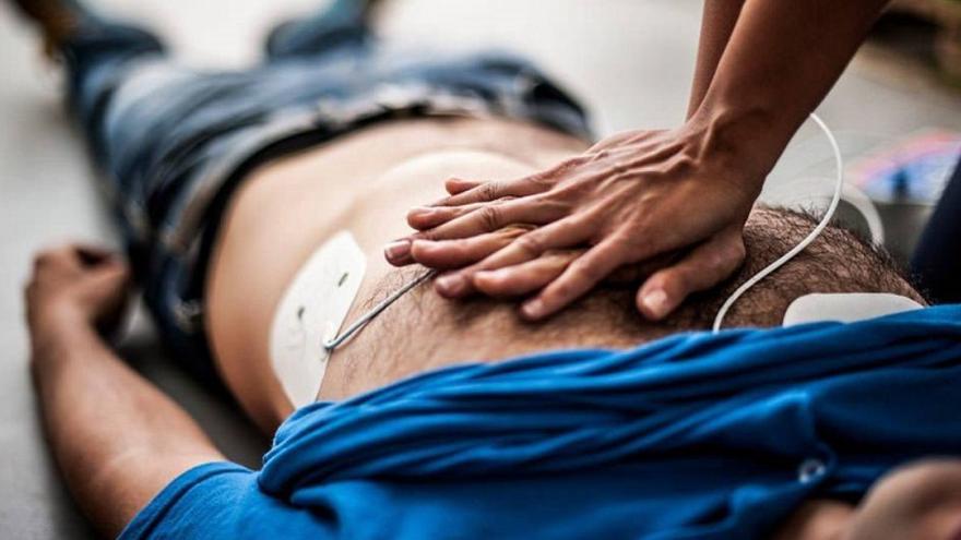Un héroe anónimo revive a un hombre muerto en la calle gracias a la guía de un enfermero del 112
