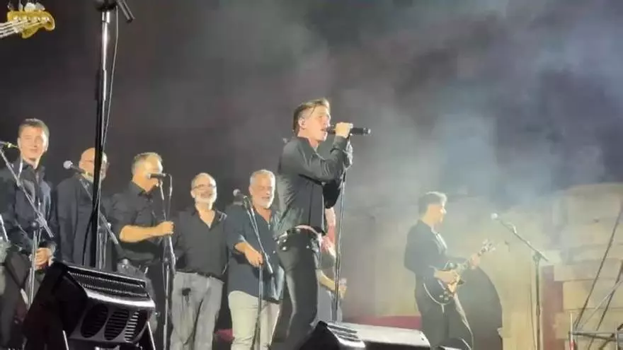 Walls interpreta 'Cuántas penas vale tu amor' junto a la Tuna de Murcia