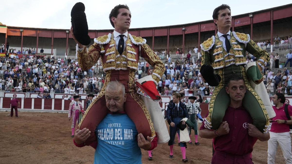 De izquierda a derecha, Ginés Marín y Daniel Luque salen a hombros de la plaza de toros de Zamora. | Jose Luis Fernández