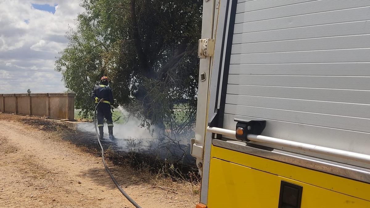 Un efectivo del Parque de Toro trabaja en la extinción del incendio