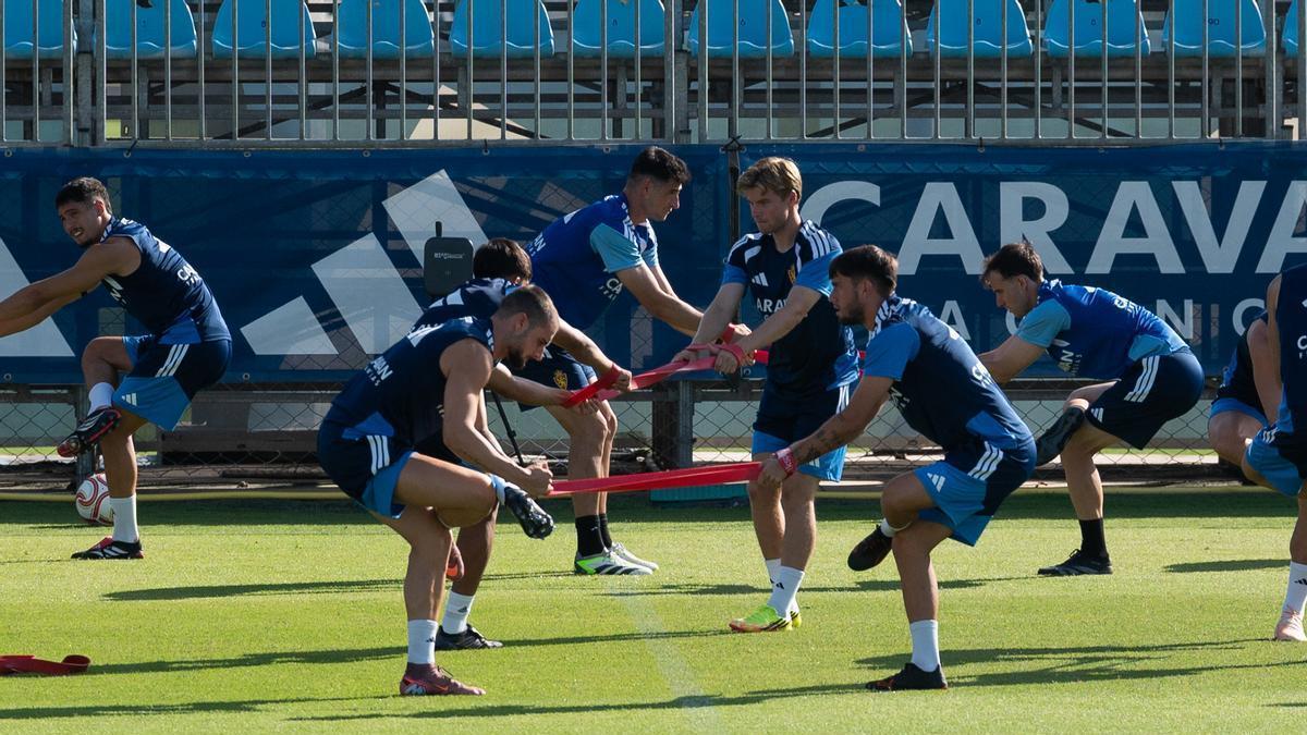 Entrenamiento del Real Zaragoza sin Bazdar, todavía de permiso por el club